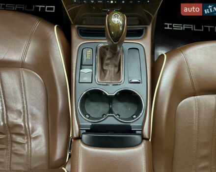 Білий Мазераті Quattroporte, об'ємом двигуна 4.7 л та пробігом 95 тис. км за 40900 $, фото 26 на Automoto.ua