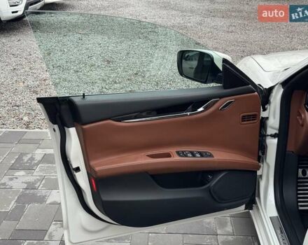 Белый Мазерати Кватропорте, объемом двигателя 2.98 л и пробегом 62 тыс. км за 29990 $, фото 24 на Automoto.ua