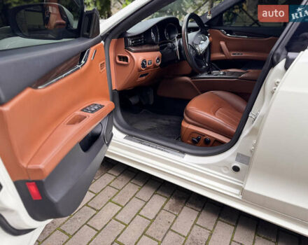 Білий Мазераті Quattroporte, об'ємом двигуна 3 л та пробігом 66 тис. км за 23900 $, фото 19 на Automoto.ua
