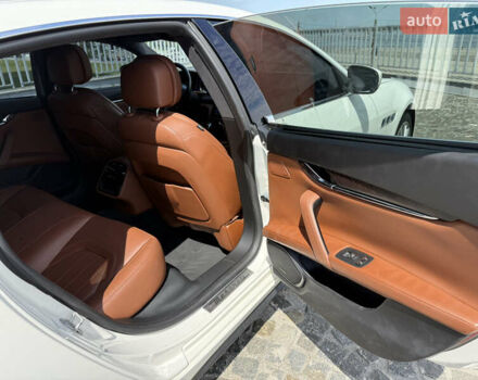 Білий Мазераті Quattroporte, об'ємом двигуна 2.98 л та пробігом 137 тис. км за 32500 $, фото 28 на Automoto.ua