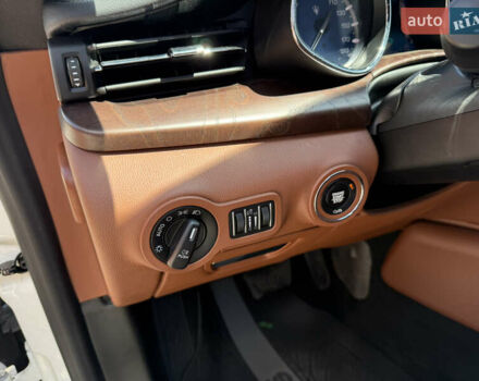 Білий Мазераті Quattroporte, об'ємом двигуна 2.98 л та пробігом 137 тис. км за 27999 $, фото 19 на Automoto.ua