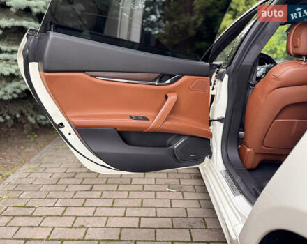 Білий Мазераті Quattroporte, об'ємом двигуна 3 л та пробігом 66 тис. км за 23900 $, фото 18 на Automoto.ua