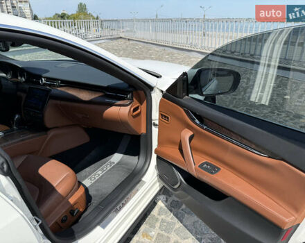 Білий Мазераті Quattroporte, об'ємом двигуна 2.98 л та пробігом 137 тис. км за 32500 $, фото 31 на Automoto.ua