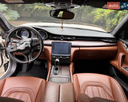 Білий Мазераті Quattroporte, об'ємом двигуна 3 л та пробігом 66 тис. км за 23900 $, фото 14 на Automoto.ua