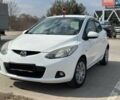 Белый Мазда 2, объемом двигателя 1.4 л и пробегом 240 тыс. км за 4500 $, фото 1 на Automoto.ua