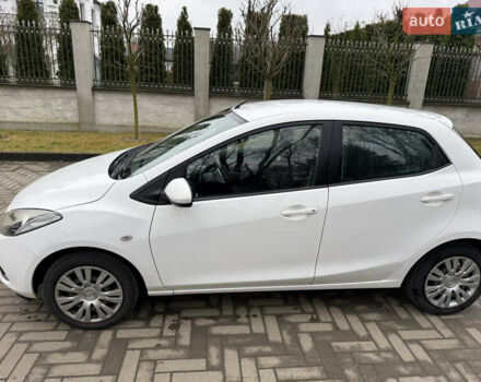 Білий Мазда 2, об'ємом двигуна 1.4 л та пробігом 221 тис. км за 5000 $, фото 4 на Automoto.ua