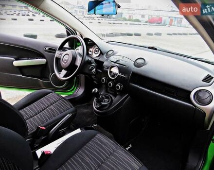 Зелений Мазда 2, об'ємом двигуна 1.4 л та пробігом 169 тис. км за 3700 $, фото 12 на Automoto.ua