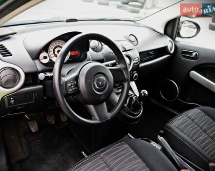 Зелений Мазда 2, об'ємом двигуна 1.4 л та пробігом 169 тис. км за 3700 $, фото 4 на Automoto.ua