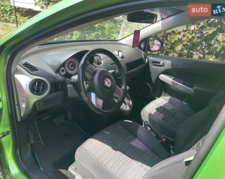 Зелений Мазда 2, об'ємом двигуна 1.5 л та пробігом 200 тис. км за 7100 $, фото 4 на Automoto.ua