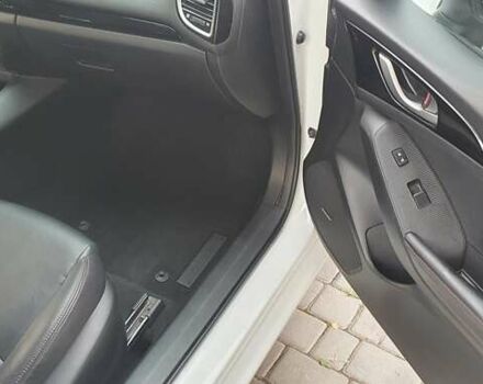 Белый Мазда 3, объемом двигателя 2 л и пробегом 169 тыс. км за 9400 $, фото 11 на Automoto.ua