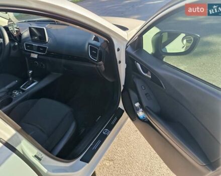 Белый Мазда 3, объемом двигателя 2 л и пробегом 141 тыс. км за 9600 $, фото 2 на Automoto.ua