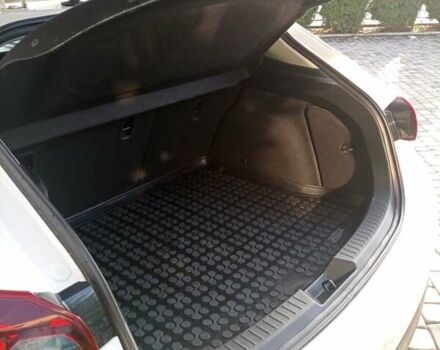 Белый Мазда 3, объемом двигателя 2 л и пробегом 140 тыс. км за 12500 $, фото 6 на Automoto.ua