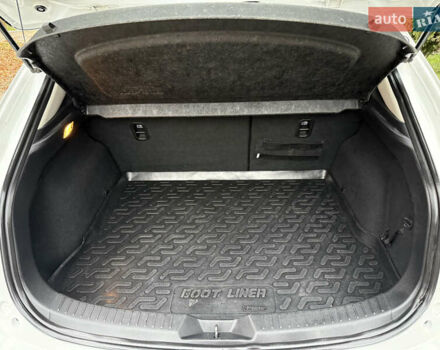 Белый Мазда 3, объемом двигателя 1.5 л и пробегом 120 тыс. км за 15000 $, фото 5 на Automoto.ua