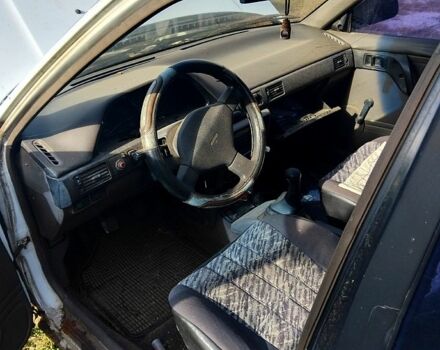 Белый Мазда 3, объемом двигателя 1.7 л и пробегом 300 тыс. км за 600 $, фото 1 на Automoto.ua