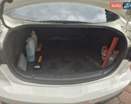 Белый Мазда 3, объемом двигателя 1.6 л и пробегом 205 тыс. км за 7000 $, фото 5 на Automoto.ua