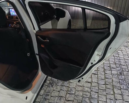 Белый Мазда 3, объемом двигателя 2 л и пробегом 123 тыс. км за 8900 $, фото 21 на Automoto.ua