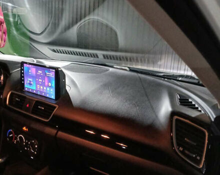 Белый Мазда 3, объемом двигателя 2 л и пробегом 123 тыс. км за 8900 $, фото 5 на Automoto.ua