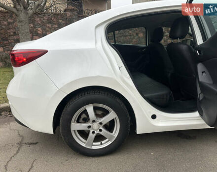 Белый Мазда 3, объемом двигателя 2 л и пробегом 173 тыс. км за 8700 $, фото 17 на Automoto.ua