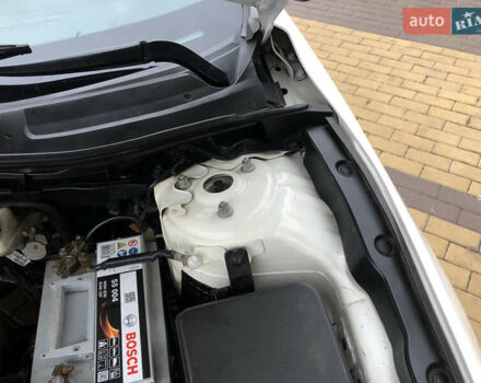 Белый Мазда 3, объемом двигателя 2 л и пробегом 160 тыс. км за 10500 $, фото 16 на Automoto.ua