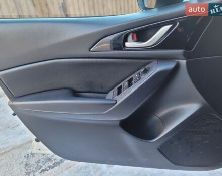 Белый Мазда 3, объемом двигателя 2 л и пробегом 180 тыс. км за 10400 $, фото 3 на Automoto.ua