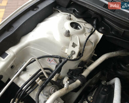 Белый Мазда 3, объемом двигателя 2 л и пробегом 160 тыс. км за 10500 $, фото 17 на Automoto.ua