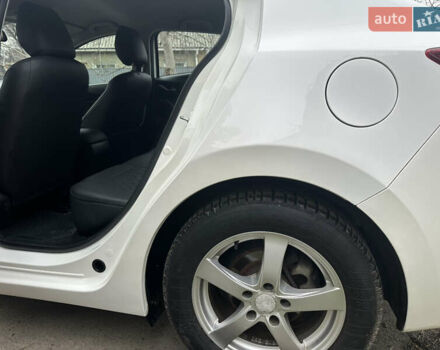 Белый Мазда 3, объемом двигателя 2 л и пробегом 173 тыс. км за 8700 $, фото 20 на Automoto.ua