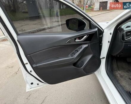 Белый Мазда 3, объемом двигателя 2 л и пробегом 142 тыс. км за 9000 $, фото 8 на Automoto.ua