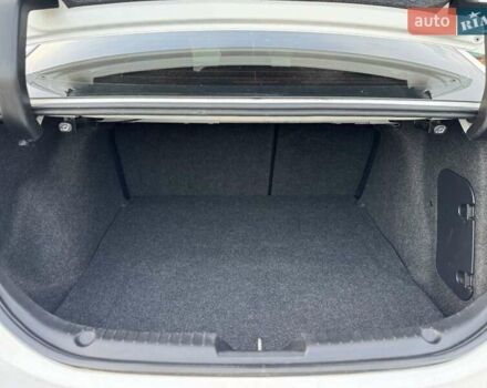 Белый Мазда 3, объемом двигателя 2 л и пробегом 178 тыс. км за 12900 $, фото 7 на Automoto.ua