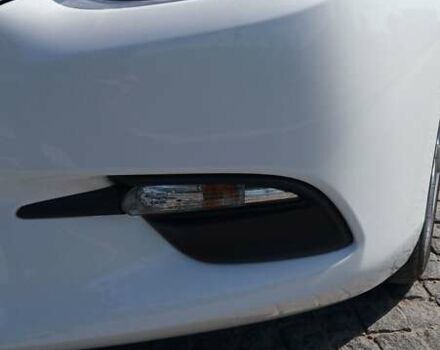 Белый Мазда 3, объемом двигателя 2 л и пробегом 126 тыс. км за 14500 $, фото 3 на Automoto.ua