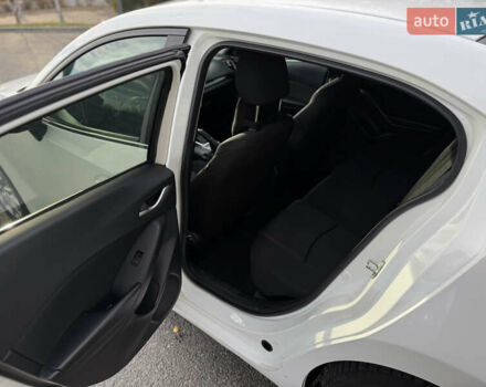 Білий Мазда 3, об'ємом двигуна 2 л та пробігом 161 тис. км за 10000 $, фото 18 на Automoto.ua