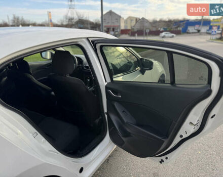 Білий Мазда 3, об'ємом двигуна 2 л та пробігом 161 тис. км за 10000 $, фото 20 на Automoto.ua