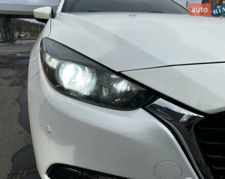 Белый Мазда 3, объемом двигателя 2 л и пробегом 196 тыс. км за 11000 $, фото 3 на Automoto.ua