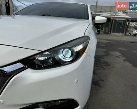 Белый Мазда 3, объемом двигателя 2 л и пробегом 196 тыс. км за 11000 $, фото 2 на Automoto.ua