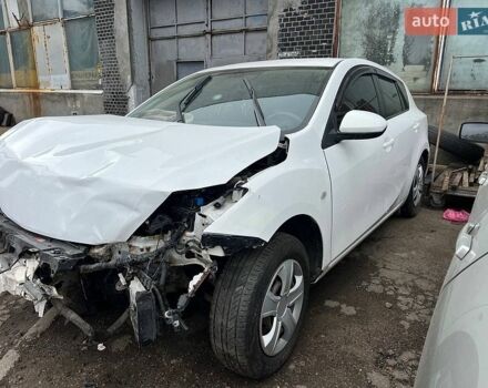 Белый Мазда 3, объемом двигателя 1.6 л и пробегом 175 тыс. км за 2350 $, фото 1 на Automoto.ua
