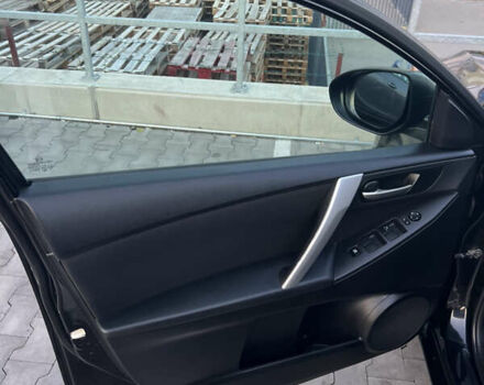 Черный Мазда 3, объемом двигателя 2 л и пробегом 235 тыс. км за 7400 $, фото 4 на Automoto.ua