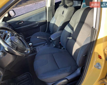 Желтый Мазда 3, объемом двигателя 2 л и пробегом 195 тыс. км за 6400 $, фото 10 на Automoto.ua