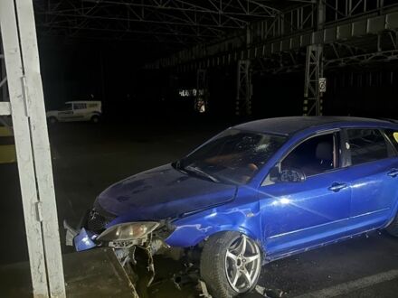 Синий Мазда 3, объемом двигателя 2 л и пробегом 225 тыс. км за 1999 $, фото 1 на Automoto.ua