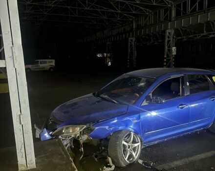 Синий Мазда 3, объемом двигателя 2 л и пробегом 225 тыс. км за 1999 $, фото 1 на Automoto.ua