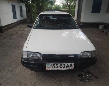 Белый Мазда 323, объемом двигателя 1 л и пробегом 250 тыс. км за 800 $, фото 1 на Automoto.ua