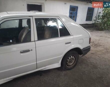 Белый Мазда 323, объемом двигателя 1 л и пробегом 250 тыс. км за 600 $, фото 1 на Automoto.ua