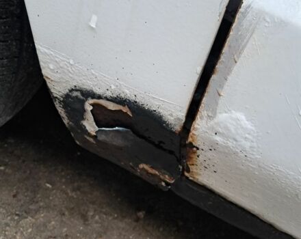 Белый Мазда 323, объемом двигателя 1.7 л и пробегом 600 тыс. км за 800 $, фото 3 на Automoto.ua