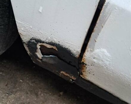 Белый Мазда 323, объемом двигателя 1.7 л и пробегом 600 тыс. км за 800 $, фото 2 на Automoto.ua