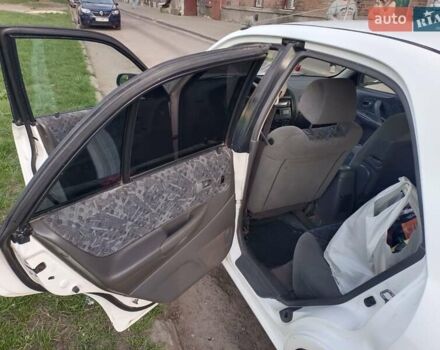 Белый Мазда 323, объемом двигателя 2 л и пробегом 280 тыс. км за 2500 $, фото 4 на Automoto.ua