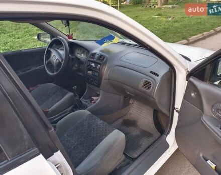 Белый Мазда 323, объемом двигателя 2 л и пробегом 280 тыс. км за 2500 $, фото 6 на Automoto.ua