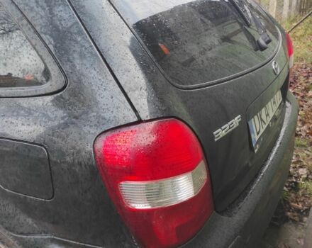 Черный Мазда 323, объемом двигателя 2 л и пробегом 260 тыс. км за 700 $, фото 1 на Automoto.ua