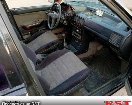 Черный Мазда 323, объемом двигателя 1.6 л и пробегом 300 тыс. км за 750 $, фото 2 на Automoto.ua