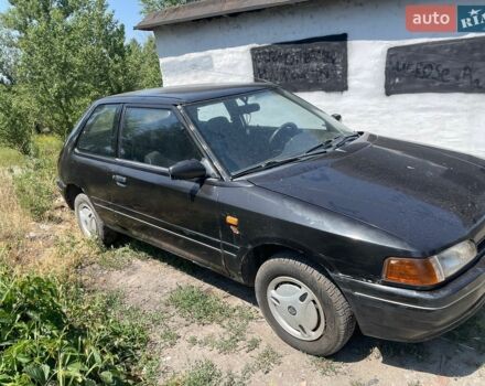 Чорний Мазда 323, об'ємом двигуна 1.3 л та пробігом 100 тис. км за 300 $, фото 1 на Automoto.ua