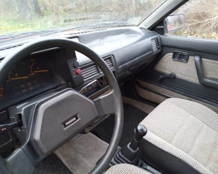 Червоний Мазда 323, об'ємом двигуна 1.3 л та пробігом 250 тис. км за 950 $, фото 3 на Automoto.ua