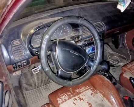 Красный Мазда 323, объемом двигателя 1.6 л и пробегом 400 тыс. км за 1500 $, фото 3 на Automoto.ua