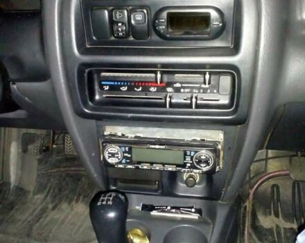 Красный Мазда 323, объемом двигателя 1.3 л и пробегом 250 тыс. км за 2200 $, фото 7 на Automoto.ua